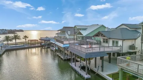 425 Amanda Circle Tiki Island TX 77554