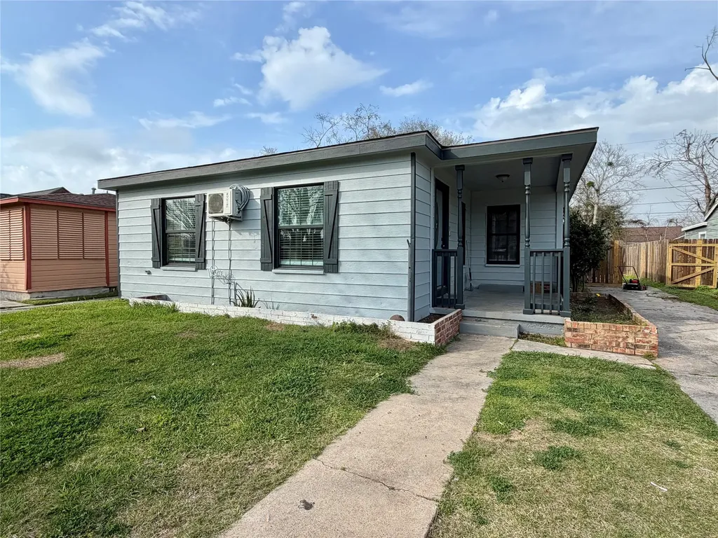 1214 W 5th Street Freeport TX 77541