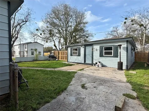 1214 W 5th Street Freeport TX 77541