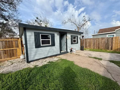 1214 W 5th Street Freeport TX 77541