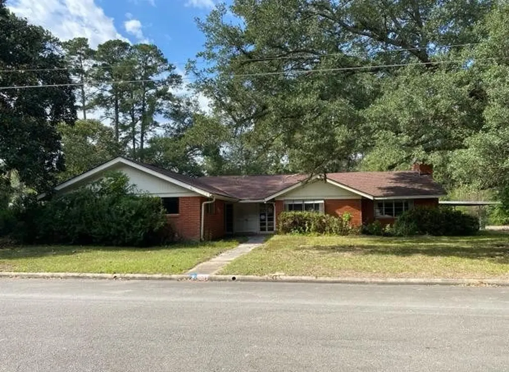 1002 S College Avenue Cleveland TX 77327