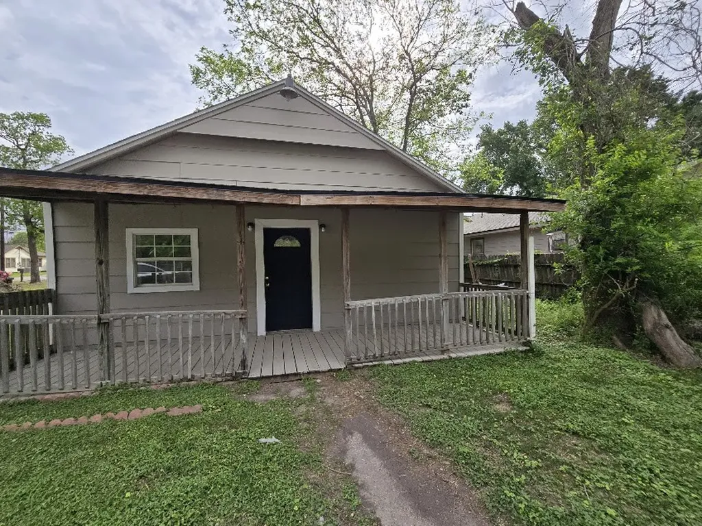 208 S 6th Street Highlands TX 77562