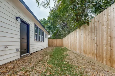 211 E 31st 1/2 Street Houston TX 77018
