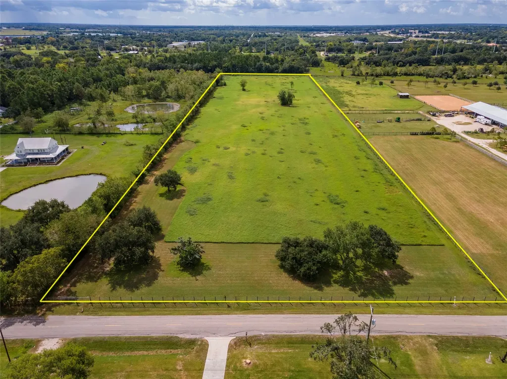 2126 County Road 367 Alvin TX 77511