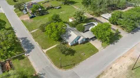 211 15th Street Hempstead TX 77445