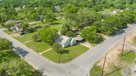 211 15th Street Hempstead TX 77445
