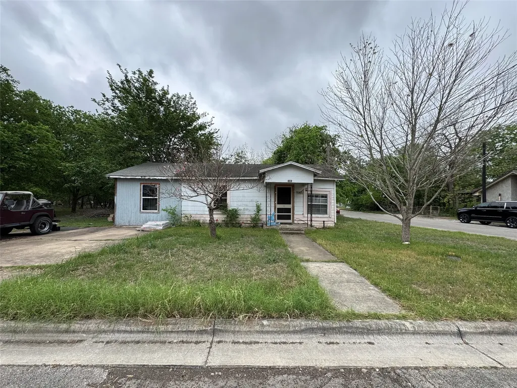 402 Laredo Street Lockhart TX 78644