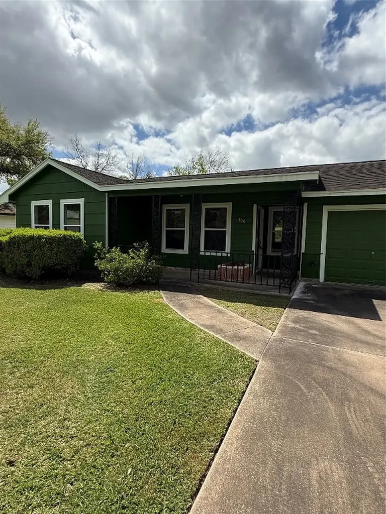 406 Gardenia Street Lake Jackson TX 77566