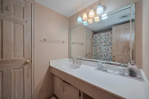 674 S Ripple Creek Drive 674 Houston TX 77057