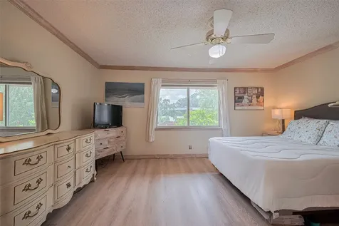 674 S Ripple Creek Drive 674 Houston TX 77057