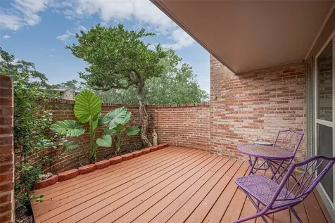 674 S Ripple Creek Drive 674 Houston TX 77057