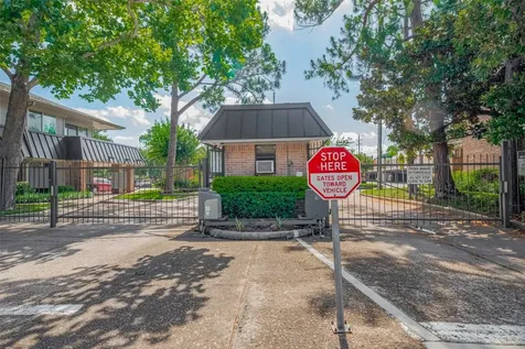 674 S Ripple Creek Drive 674 Houston TX 77057