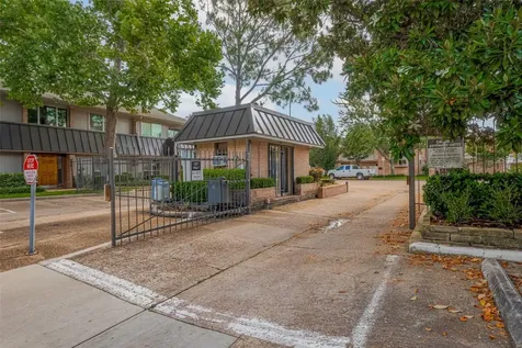 674 S Ripple Creek Drive 674 Houston TX 77057