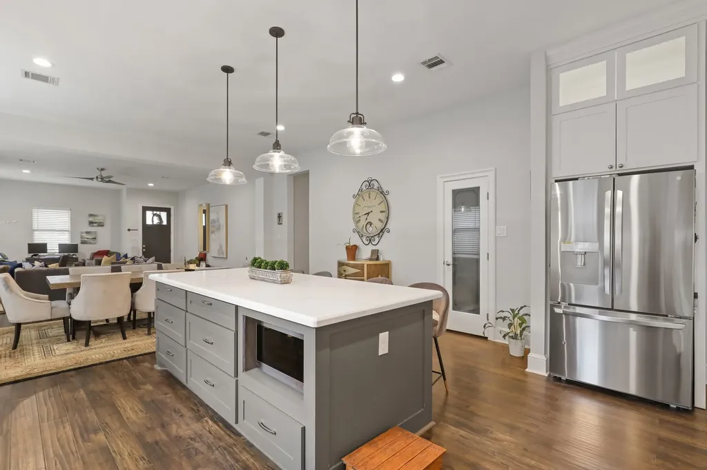 913 Eleanor Street Houston TX 77009