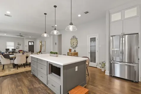 913 Eleanor Street Houston TX 77009