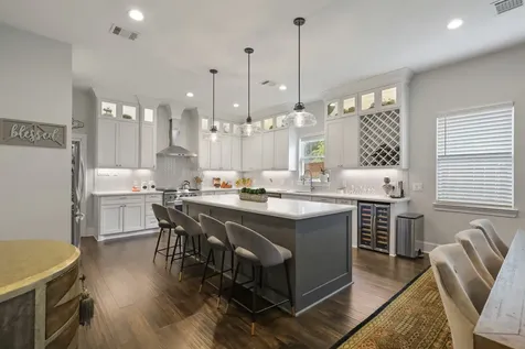 913 Eleanor Street Houston TX 77009