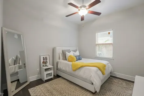 913 Eleanor Street Houston TX 77009
