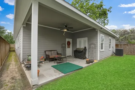 913 Eleanor Street Houston TX 77009