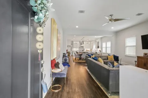 913 Eleanor Street Houston TX 77009