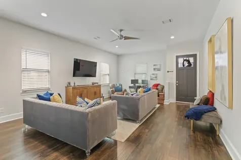 913 Eleanor Street Houston TX 77009