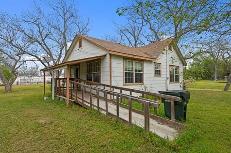 104 Kessler Street Hallettsville TX 77964