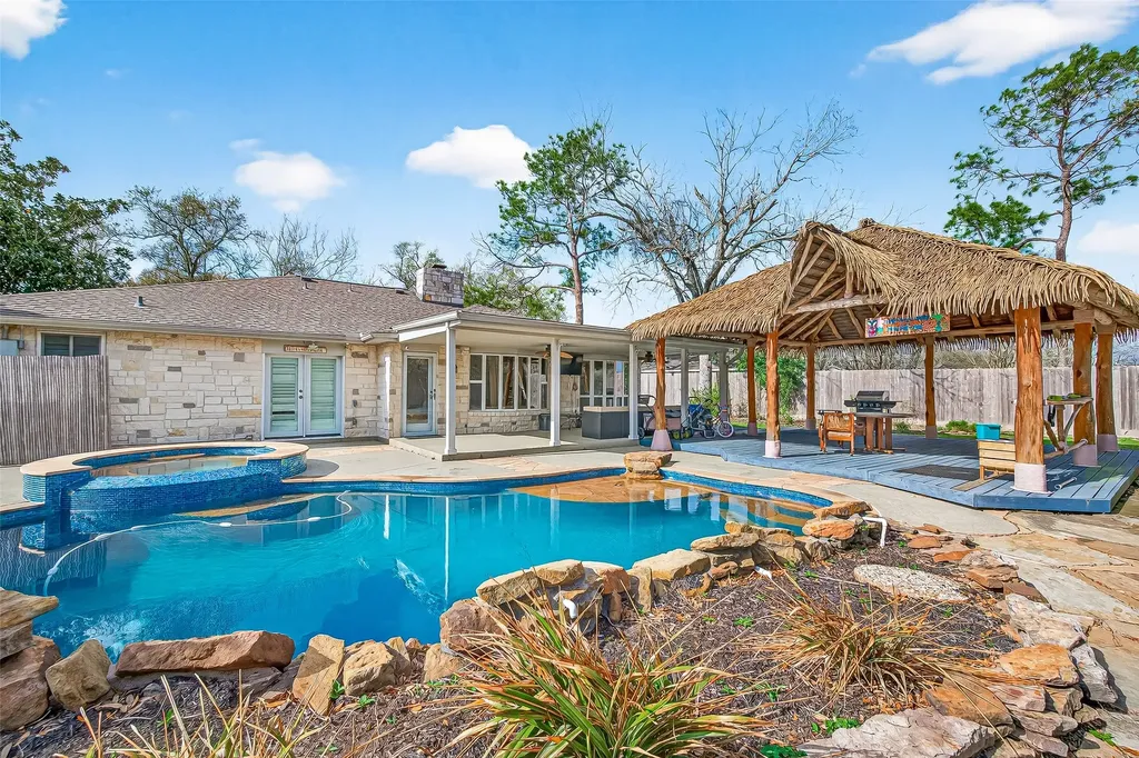 805 Camelot Lane Friendswood TX 77546