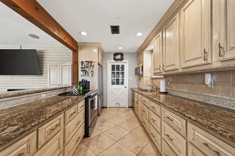 805 Camelot Lane Friendswood TX 77546