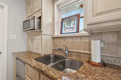 805 Camelot Lane Friendswood TX 77546