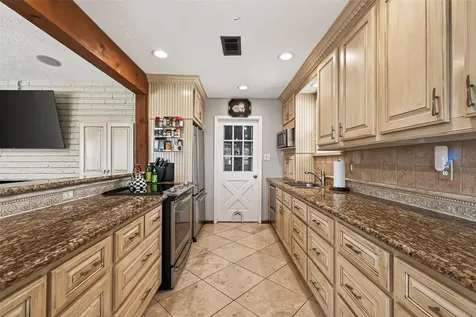 805 Camelot Lane Friendswood TX 77546