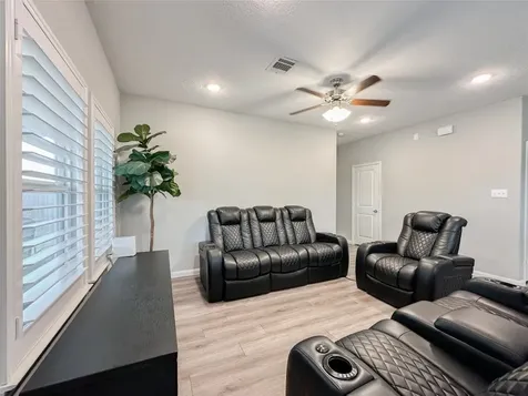727 Road 5105 Cleveland TX 77327