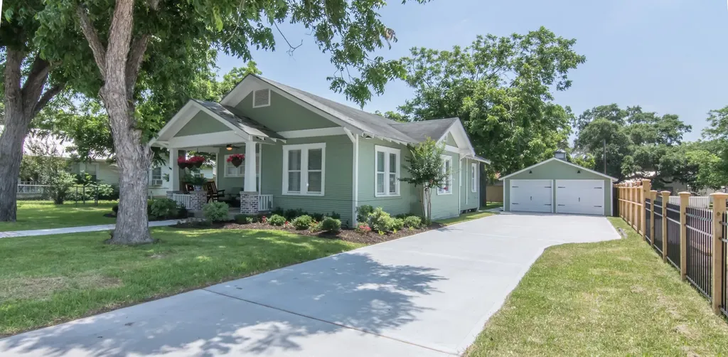 410 N Avenue D Shiner TX 77984
