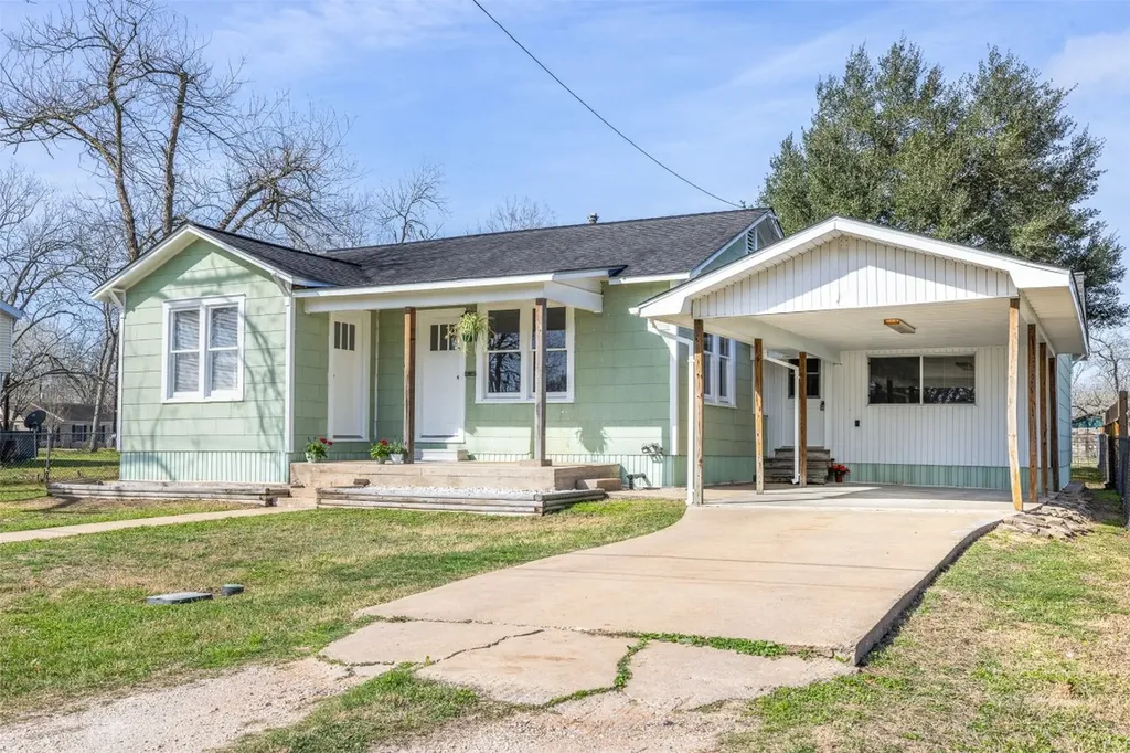 403 N College Street Weimar TX 78962