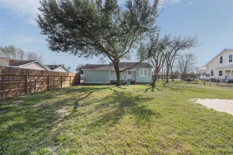 403 N College Street Weimar TX 78962
