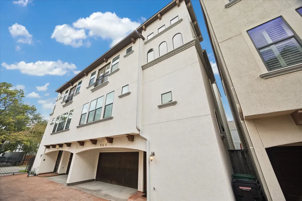 934 W 22nd Street B Houston TX 77008
