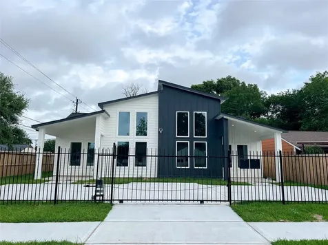 5863 Southgood Street Houston TX 77033