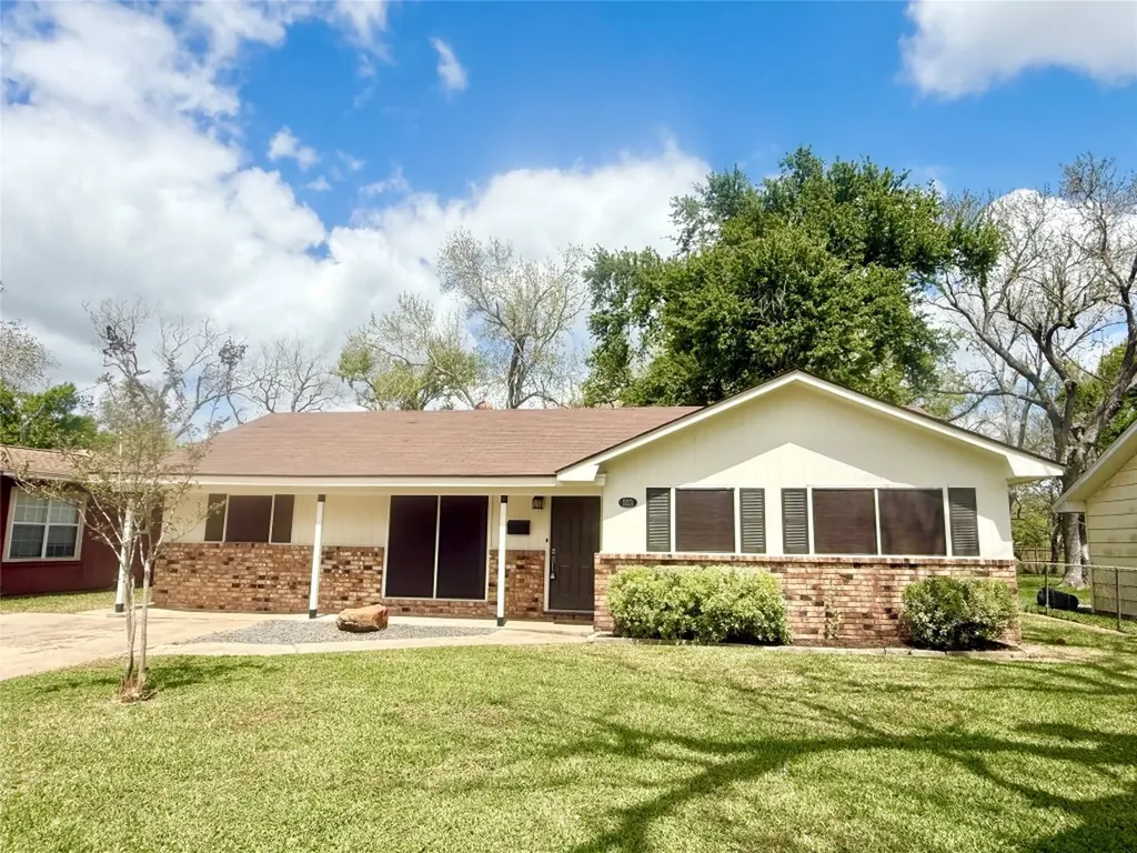 523 Wisteria Street Lake Jackson TX 77566