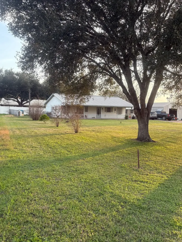 676 County Road 002 Hallettsville TX 77964