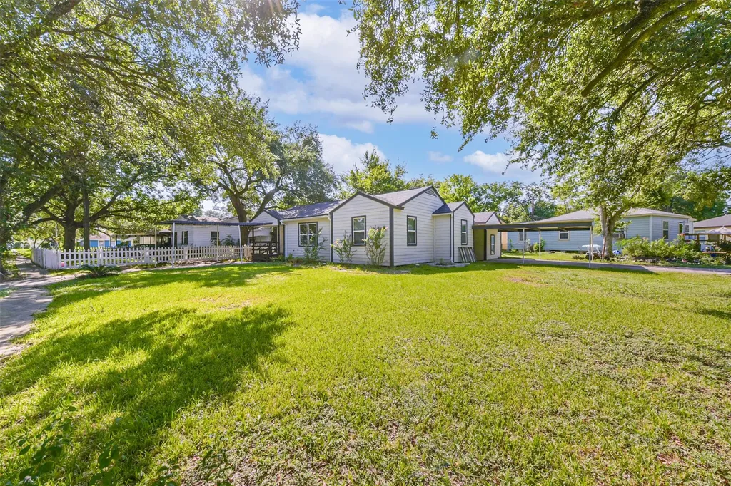 1102 W Hart Avenue Pasadena TX 77506