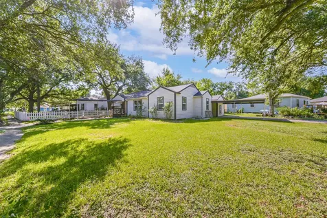 1102 W Hart Avenue Pasadena TX 77506