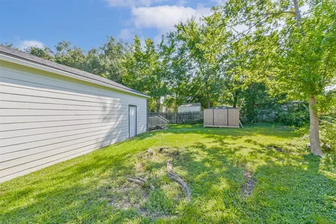 1102 W Hart Avenue Pasadena TX 77506
