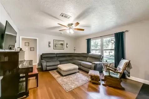 1102 W Hart Avenue Pasadena TX 77506