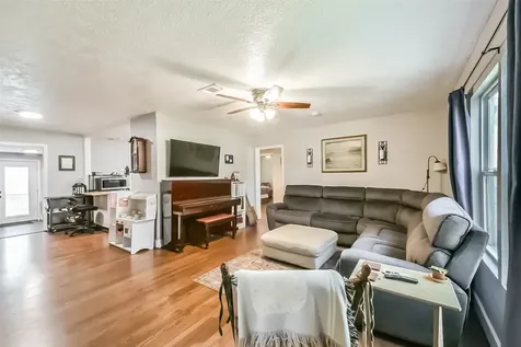 1102 W Hart Avenue Pasadena TX 77506