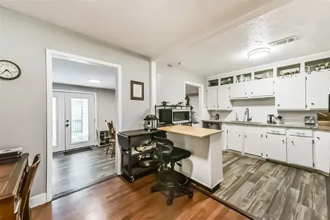 1102 W Hart Avenue Pasadena TX 77506