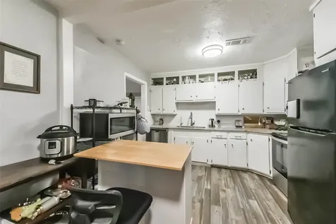1102 W Hart Avenue Pasadena TX 77506