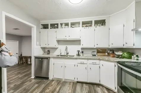 1102 W Hart Avenue Pasadena TX 77506