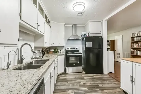 1102 W Hart Avenue Pasadena TX 77506