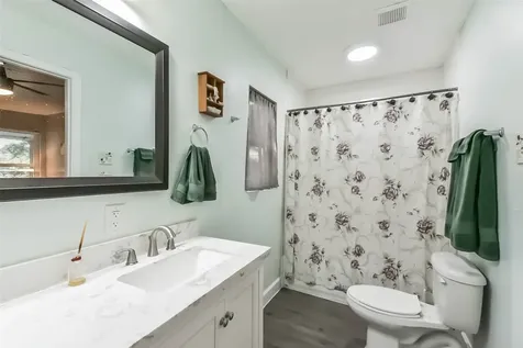 1102 W Hart Avenue Pasadena TX 77506