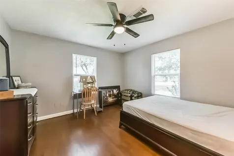 1102 W Hart Avenue Pasadena TX 77506