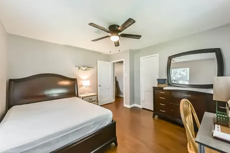 1102 W Hart Avenue Pasadena TX 77506