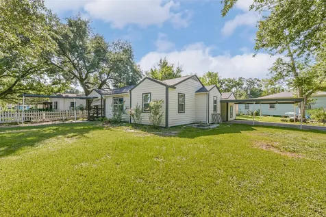 1102 W Hart Avenue Pasadena TX 77506